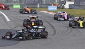 Pembalap Inggris dari Mercedes, Lewis Hamilton (kiri), memulai kembali balapan setelah safety car di depan pembalap Belanda dari Red Bull, Max Verstappen (ketiga dari kiri), dan pembalap Australia dari Renault, Daniel Ricciardo (kanan), selama Grand Prix F1 Eifel Jerman di sirkuit Nuerburgring di Nuerburg, Jerman barat, pada 11 Oktober 2020. (WOLFGANG RATTAY/POOL/AFP)