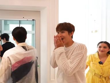 Raffi Ahmad dan Nagita Slavina mempersilahkan Doyoung, Jungwoo, Jaehyun naik lift di rumahnya untuk menuju ke lantai atas. Doyoung dan Jungwoo tampak takjub rumah tersebut memiliki lift. (Foto: YouTube Rans Entertainment)