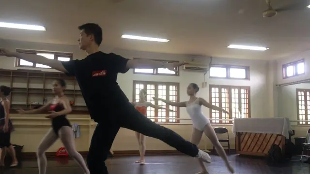 Master balet, Xu Gang, tengah melatih sejumlah balerina di sekolah Namarina Ballet Jazz Fitnes