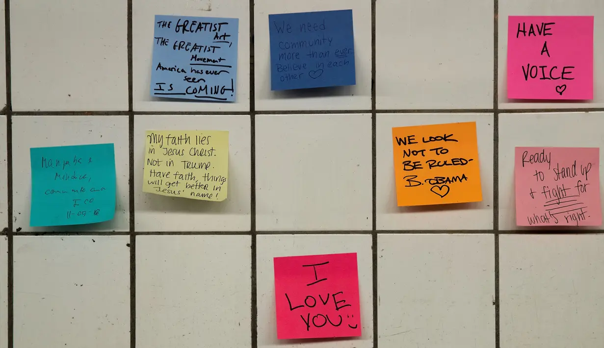 Sejumlah pesan di post-it sebagai bagian dari 'subway therapy' di dinding stasiun Union Square, New York, Kamis (10/11). Subway therapy digunakan kaum komuter yang kesal dan kecewa dengan terpilihnya Donald Trump sebagai Presiden AS. (DREW ANGERER/AFP)