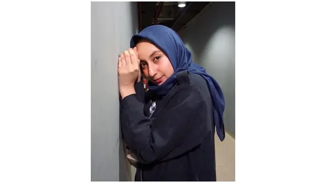 Meski sudah menjadi istri dan seorang ibu, penampilan Avi seakan tak menua. Ia terlihat awet muda dan cantik.