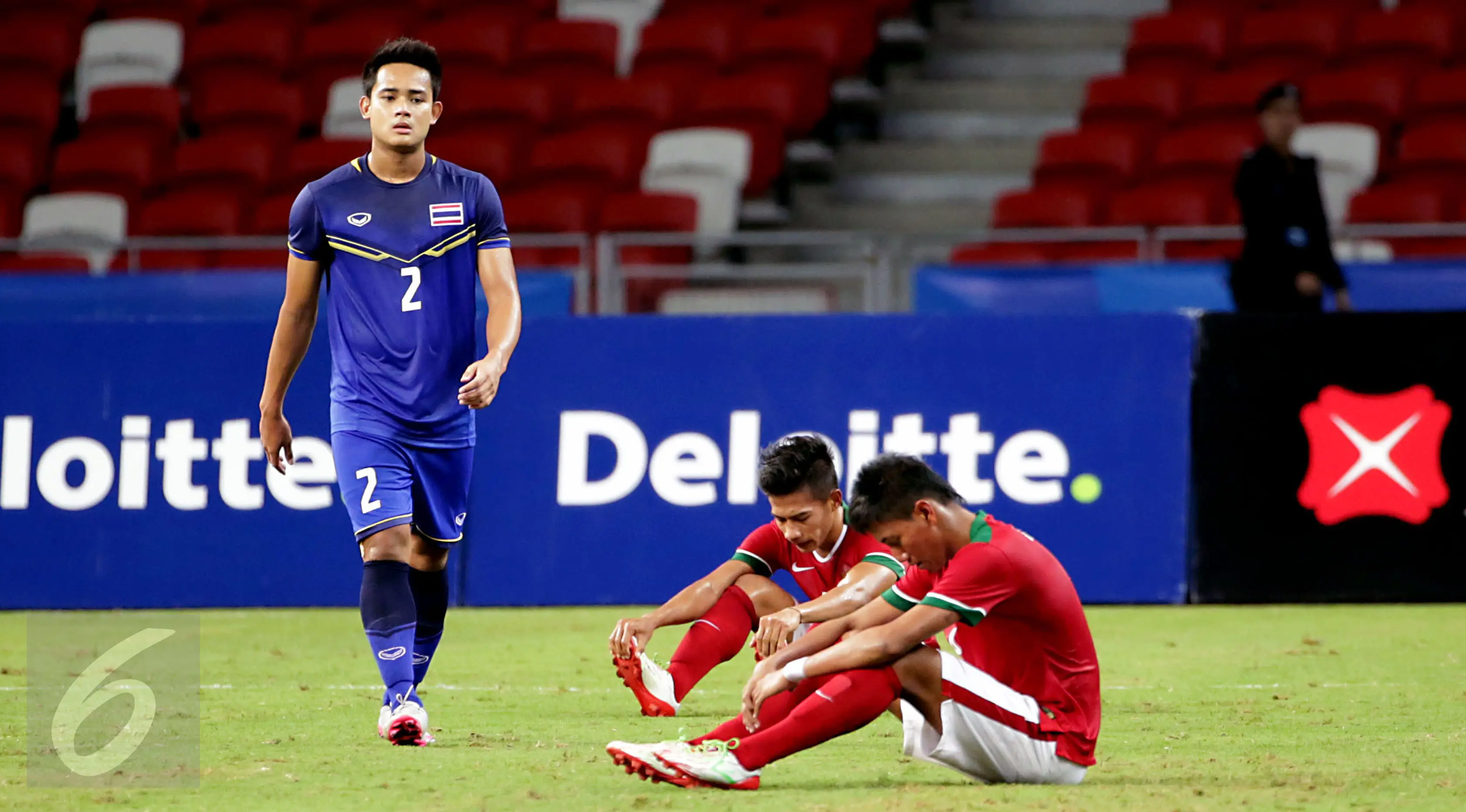 Pemain timnas Indonesia U-23, Ahmad Nufiandani dan Syaiful Indra Cahya terduduk usai dikalahkan Thailand dalam semifinal sepak bola SEA Games ke-28 di National Stadium Singapore, Sabtu (13/6/2015). Indonesia kalah 0-5. (Liputan6.com/Helmi Fithriansyah)