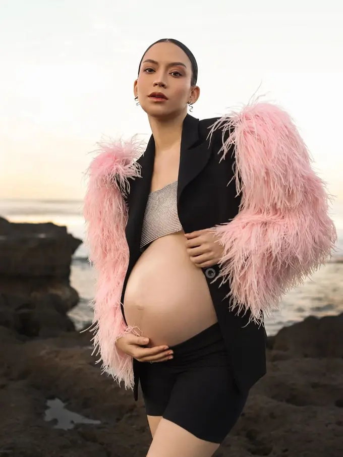 [Fimela] Karina Nadila Maternity Shoot