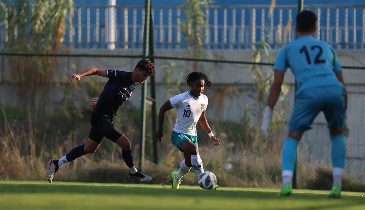 Timnas Indonesia kembali bangkit usai tertinggal. Marselino Ferdinan mencetak gol keduanya pada menit ke-63 untuk menyamakan skor 2-2. Ronaldo Kwateh akhirnya menjadi penentu aksi comeback Garuda Nusantara dengan golnya pada menit ke-89. Timnas Indonesia pun sukses menaklukkan Antalyaspor 3-2 di akhir laga. (Dok. PSSI)