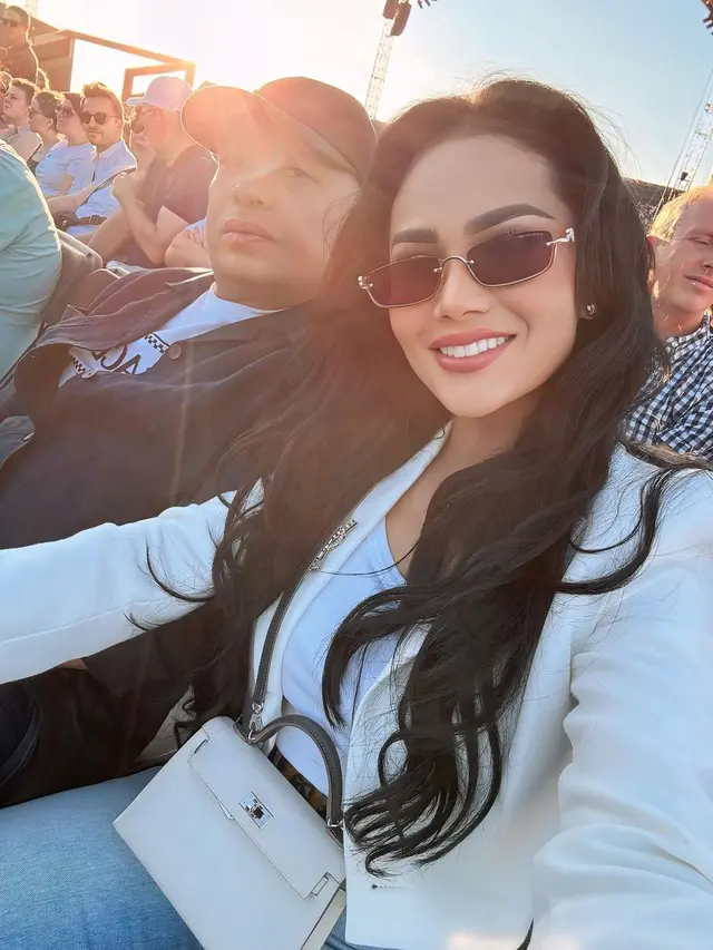 OOTD Smart Casual Krisdayanti Nonton Konser Adele di Jerman, Tampil Awet Muda dengan Tas Mahal