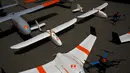 Sejumlah drone TwinHawk, Scout, Flanker, dan Hawkeye 400 dipamerkan sebelum  uji coba demonstrasi 'Black Dart' di Naval Base Ventura County Sea Range, California, Jumat (31/7/2015). (REUTERS/Patrick T. Fallon)