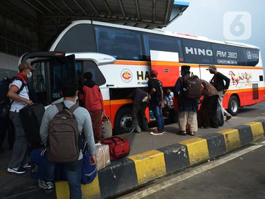 Penumpang arus mudik di Terminal Bus Pulogebang, Jakarta, Selasa (19/4/2022). Dalam dua pekan menjelang Idul Fitri 1443 H, para penumpang antar kota dan antar provinsi (AKAP) masih belum mengalami kenaikan pemudik dalam keberangkatan armada bus data hari ini. (merdeka.com/Imam Buhori)