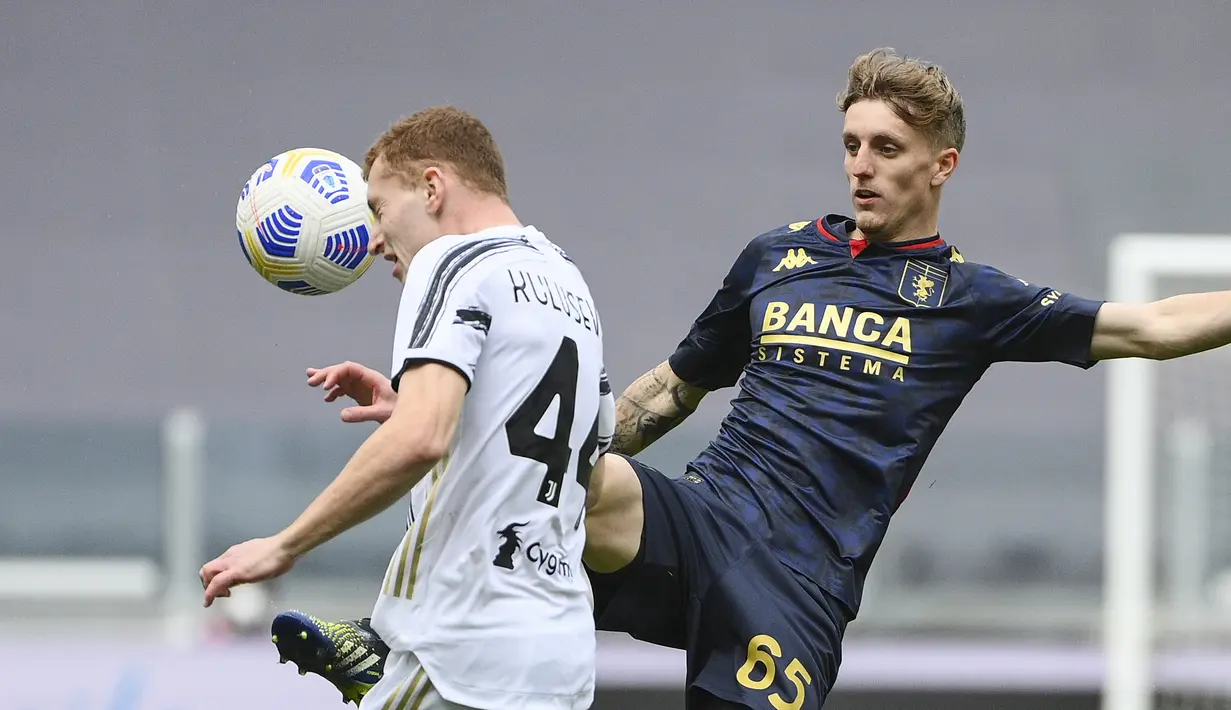 Striker Juventus, Dejan Kulusevski (kiri) berebut bola dengan gelandang Genoa, Nicolo Rovella dalam laga lanjutan Liga Italia 2020/2021 pekan ke-30 di Allianz Stadium, Turin, Minggu (11/4/2021). Juventus menang 3-1 atas Genoa. (LaPresse via AP/Marco Alpozzi)