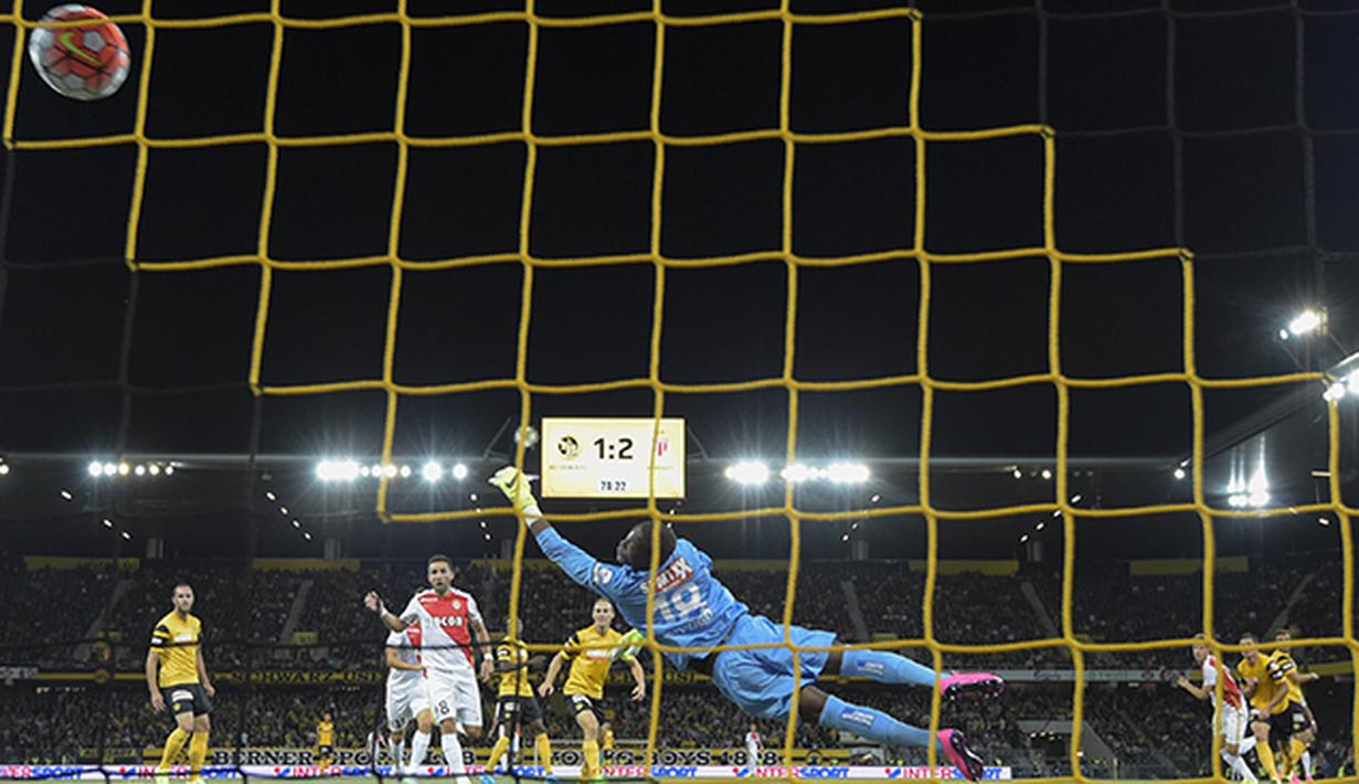Pemain Monaco Mario Pasalic mencetak gol ke gawang Bern pada penyisihan Liga Champions di Stadium Stade de Suisse, Switzerland, Selasa (28/7/2015). (EPA/Peter Klaunzer)  