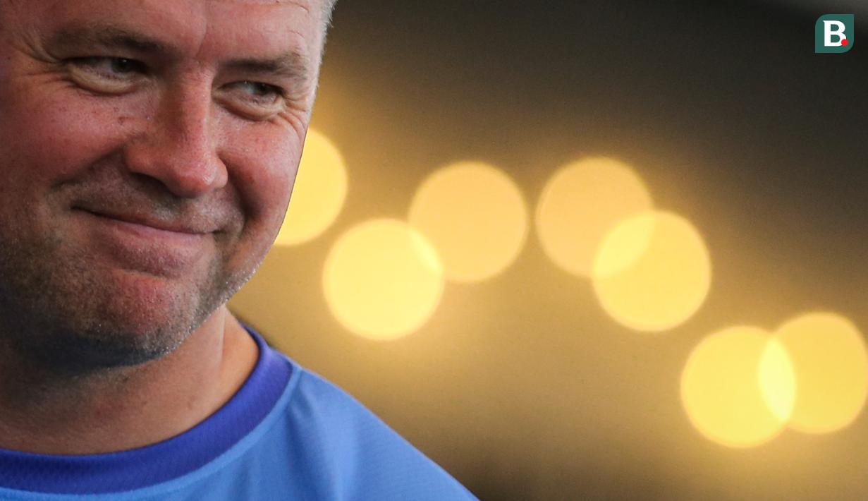 <p>Mantan pemain Manchester United dan Liverpool, Michael Owen (tengah) menyaksikan fun football 3x3 antara tim putih dan tim biru yang diperkuat oleh tim selebriti saat launching MOJI di Sumarecon Mall Serpong, Tangerang Selatan, Minggu (21/08/2022). (Bola.com/Bagaskara Lazuardi)</p>