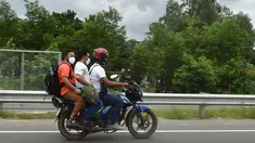 Orang-orang mengendarai sepeda motor menuju kampung halaman mereka setelah pelonggaran lockdown nasional COVID-19 di Sreenagar, Selasa (13/7/2021). Pemerintah Bangladesh telah memutuskan melonggarkan lockdown selama seminggu mulai 15 hingga 22 Juli untuk perayaan Idul Adha. (Munir Uz zaman/AFP)