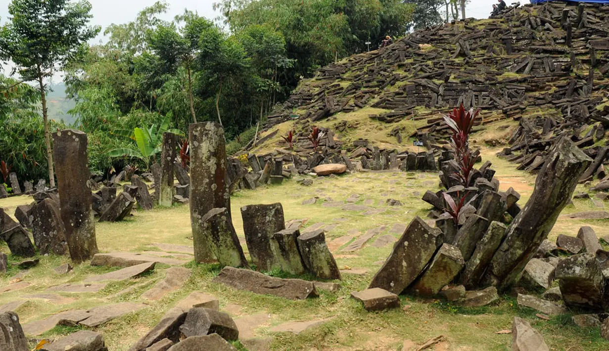 Deretan batu berdiri (menhir) membentuk semacam ruangan lengkap dengan pintu masuknya bisa ditemui di teras pertama situs megalitikum Gunung Padang di Kampung Cimanggu, Cianjur, Jawa Barat, (20/9/2014). (Liputan6.com/Helmi Fithriansyah)