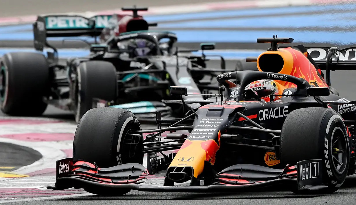 Perebutan gelar juara dunia Formula 1 2021 begitu panas. Jarak poin antara kedua pemuncak klasemen, Max Verstappen dan Lewis Hamilton yang relatif dekat, akan menambah keseruan balapan yang tinggal tersisa lima race lagi. Berikut ulasannya. (AFP/Christophe Simon)