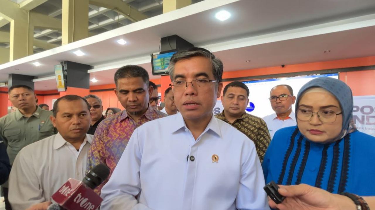 meninjau penyaluran Bantuan Subsidi Upah (BSU) di Kantor Pos Makassar Jalan Slamet Riyadi