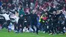 Sebuah momen hampir mustahil terjadi di Estadio da Luz, Lisbon. Ketika waktu hampir habis dan harapan Benfica tampak memudar, justru sang kiper, Anatoliy Trubin, muncul sebagai pahlawan. Gol sundulannya di menit ke-98 menjadi penutup laga penuh drama yang mengantar Benfica asuhan Jose Mourinho ke babak play-off Liga Champions. (AP Photo/Armando Franca)