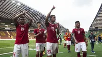 Kapten Timnas Indonesia, Hansamu Yama, mengajak rekan-rekannya menyapa suporter usai laga SEA Games melawan Thailand di Stadion Shah Alam, Selangor, Selasa (15/8/2017). Kedua negara bermain imbang 1-1. (Bola.com/Vitalis Yogi Trisna)