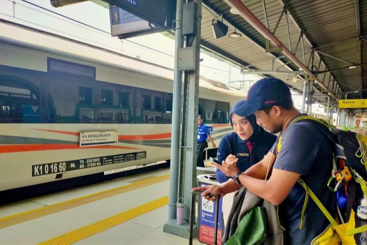 Wow, 325 Ribu Pengguna Kereta Api Libur Maulid Nabi: Angka Fantastis dari KAI Daop 1 Jakarta!