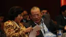 Ketua Komite Olimpiade Indonesia, Rita Subowo (kiri) berbincang dengan Wakil Ketua Umum PSSI, La Nyalla Mattalitti di sela-sela pembukaan Kongres Tahunan PSSI di Hotel Borobudur, Jakarta (4/1/2015). (Liputan6.com/Helmi Fithriansyah)