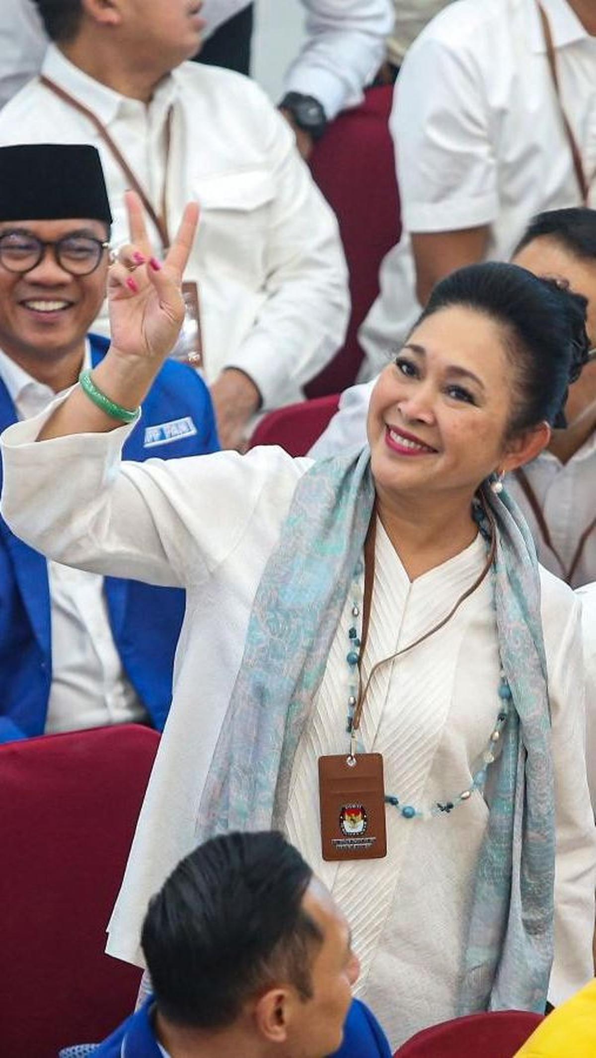 Dengan senyumannya yang terpancar di wajahnya, Titiek Soeharto sempat berpose dengan dua jari.&nbsp;Foto: Liputan6.com / Angga Yunniar