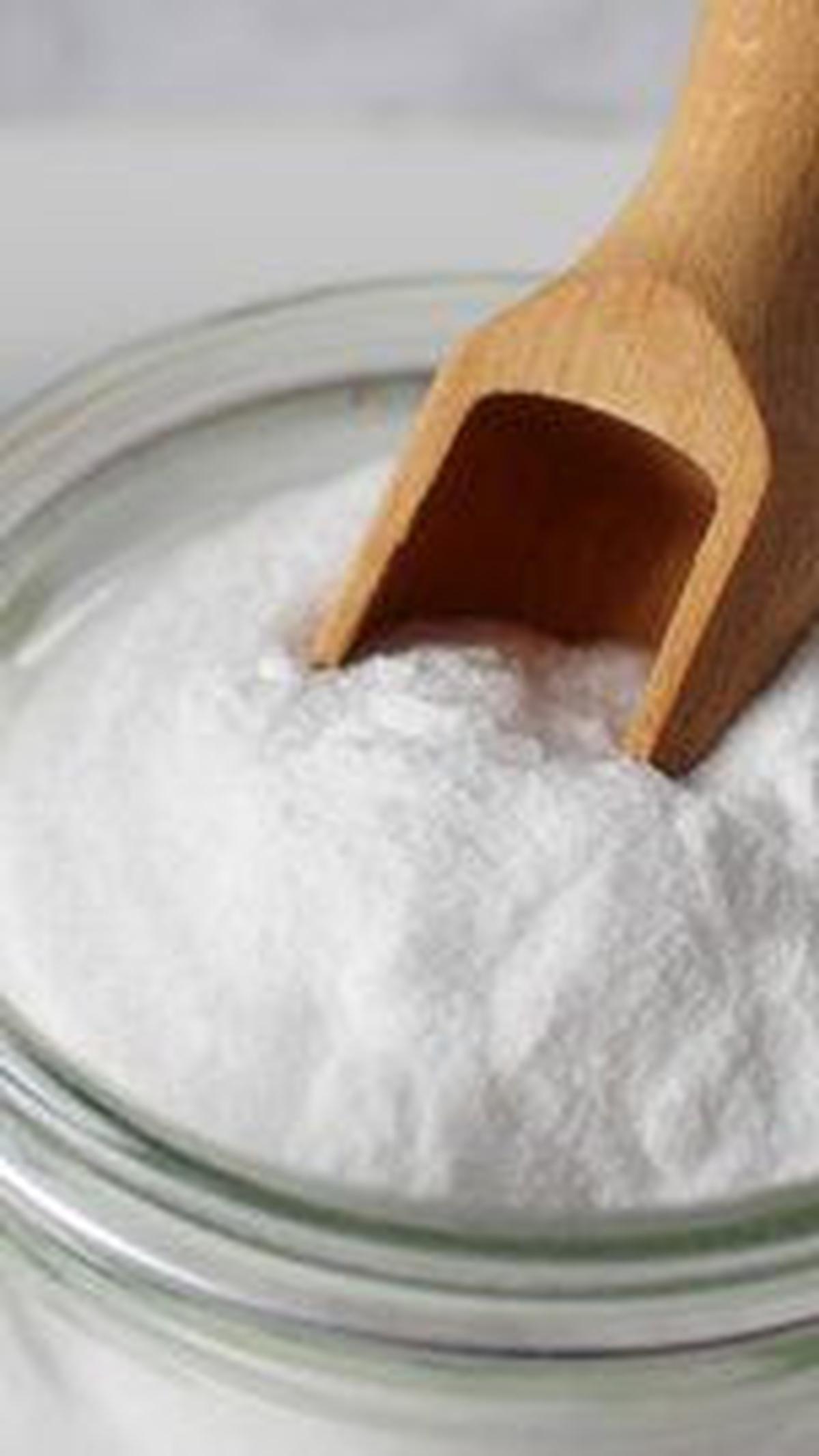 Untuk diketahui, soda kue memiliki partikel butiran halus yang sifatnya abrasif.&nbsp;
