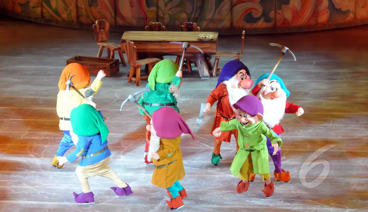 Para kurcaci beraksi pada Disney On Ice bertajuk Dare to Dream! di Istora Senayan, Jakarta, Jumat (10/4/2015). Acara ini digelar untuk merayakan 75 tahun cerita mengenai Disney Princess (Liputan6.com/Panji Diksana)