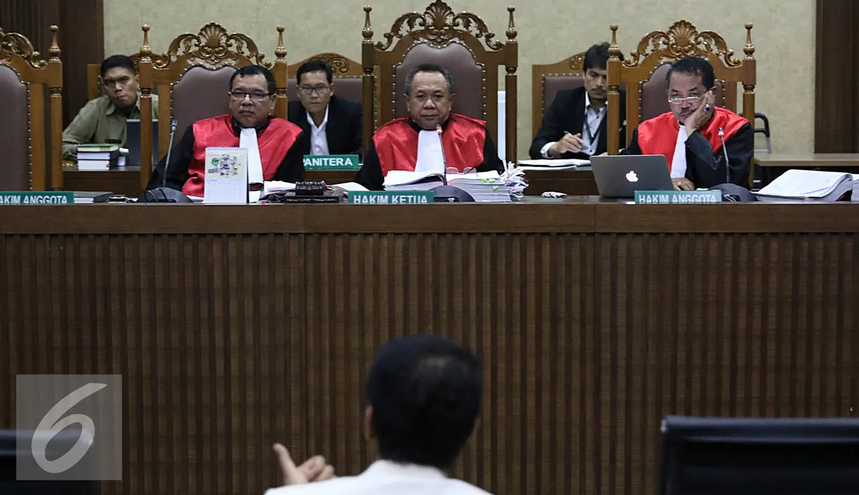 Hakim ketua mendengarkan keterangan saksi dokter ahli forensik Slamet Purnomo yang mengotopsi Wayan Mirna Salihin dalam sidang lanjutan Jessica Kumala Wongso di Pengadilan Negeri Jakarta Pusat, Rabu (3/8). (Liputan6.com/Immanuel Antonius)