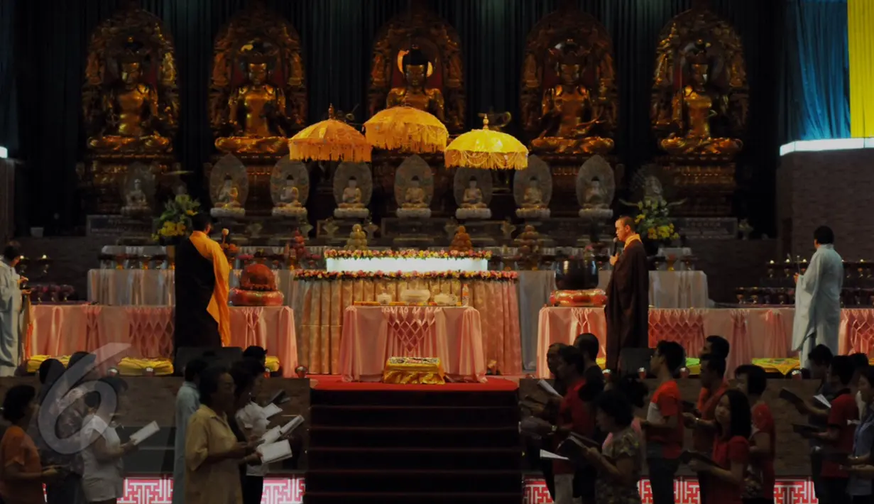 Umat Buddha menjalankan ibadah kebaktian uposatha di Vihara Mahavira Graha, Jakarta, Senin (1/6/2015). Kebaktian uposatha merupakan hari dimana umat Buddha melakukan perenungan dan pengamatan. (Liputan6.com/Andrian M Tunay)