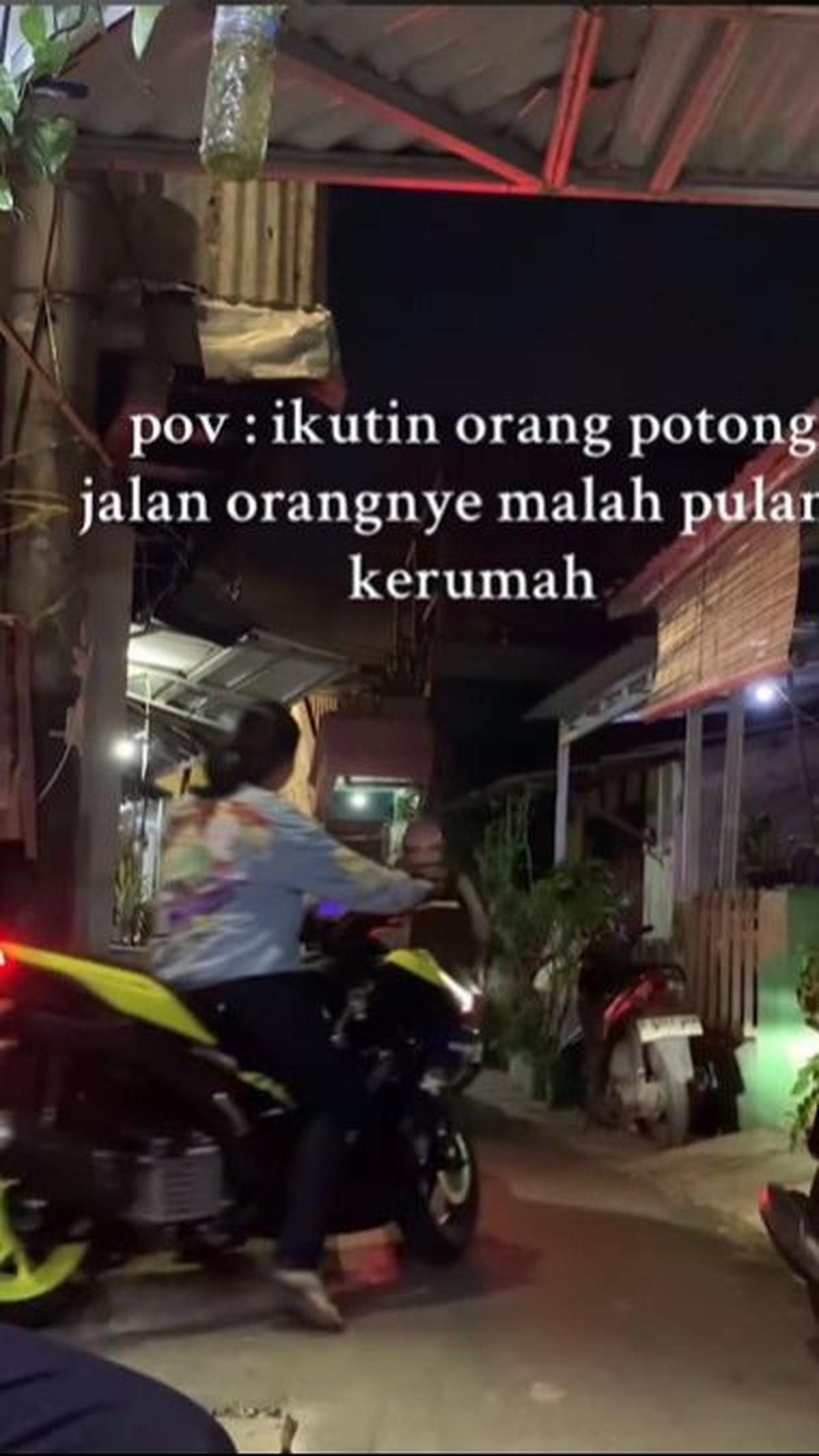 Di belakang sepeda motor itu nampak sejumlah pemotor yang mengikutinya.