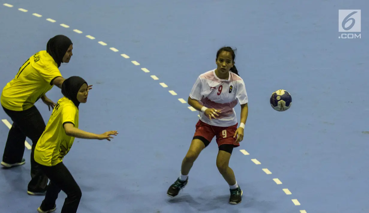 Atlet bola tangan Indonesia, Lia Apriliani saat melawan Malaysia pada babak penyisihan grup B Asian Games 2018 di GOR Popki Cibubur, Jakarta Timur, Selasa (14/8). Indonesia menang atas Malaysia dengan skor 23-15. (Bola.com/Vitalis Yogi Trisna)