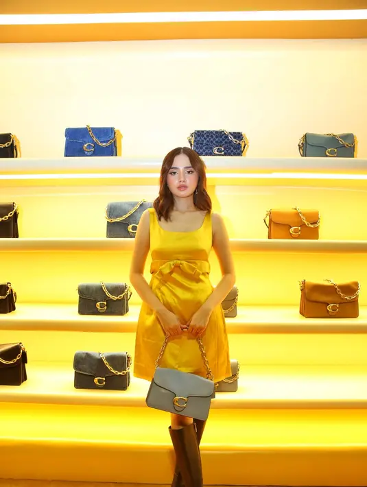 Melengkapi penampilannya, Syifa memilih Coach Tabby Chain Bag sebagai aksesori andalan. Tas ini dikenal dengan desain klasik yang dipadukan dengan sentuhan modern melalui rantai emas yang elegan.  [Dok/FIMELA/Adrian Utama P]