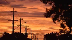 Suasana sepi terlihat di pemukiman kota Ayr di utara Queensland sebelum terjadi Topan Debbie, Australia (27/3). Pihak berwenang telah memperingatkan, topan tersebut dapat membuat sejumlah daerah mengalami pasang tinggi. (AFP/Peter Parks)