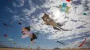 Aneka layangan beragam bentuk terbang selama Festival Layang-layang Internasional di Fuerteventura, kepulauan Canary, Spanyol, 10 November 2018. Festival diikuti 45 penerbang layang-layang profesional dan amatir dari delapan negara. (DESIREE MARTIN/AFP)