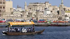 Orang-orang naik perahu di suaka margasatwa Ras Al-Khor dekat kawasan tua kota Teluk Dubai (6/1/2021). Suaka margasatwa Ras Al-Khor  merupakan sebuah cagar basah yang dikenal untuk menarik burung bermigrasi dalam jumlah besar. (AFP/Karim Sahib)