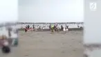 Muslim Rohingya terus berduyun-duyun meninggalkan kampung halaman mereka di Rakhine, sebelah barat Myanmar. Mereka berupaya menyelamatkan diri setelah rumah-rumah mereka diserang tentara.