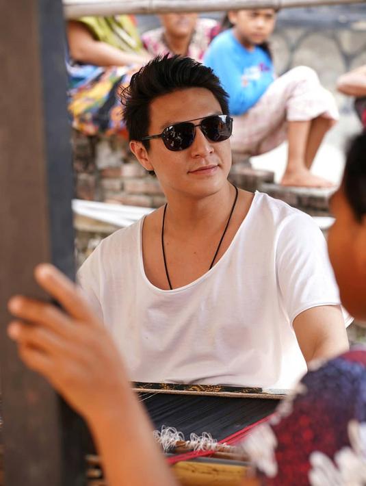 Kaos dan hoodie menjadi salah satu pilihan yang kerap ia kenakan. Apalagi kaos dengan warna cerah. Meski simpel penampilannya pun tetap keren dan tuai banyak pujian. (Liputan6.com/IG/jonathanandriano)