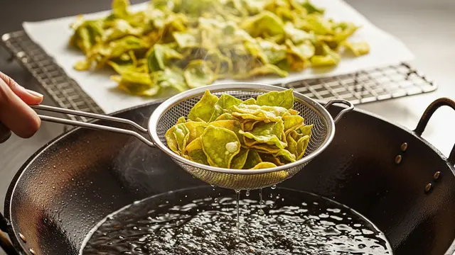 Keripik Daun Kelor