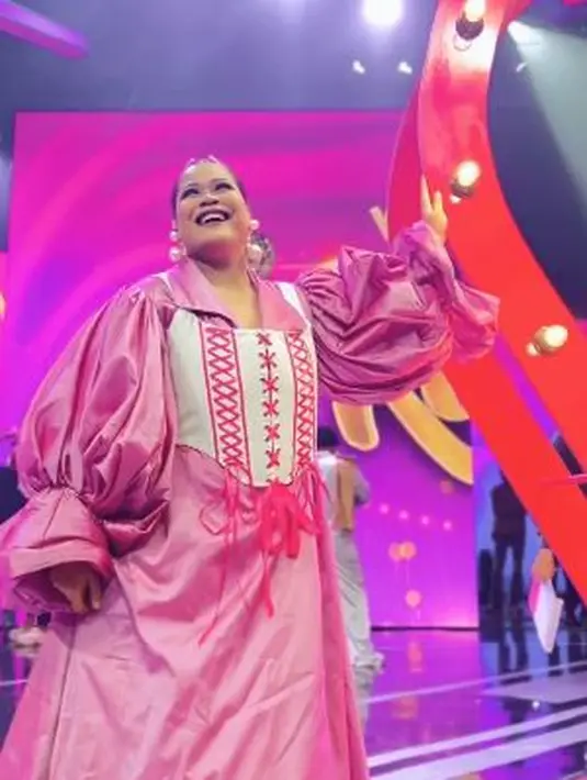 Okky juga tak ragu mengenakan warna cerah dan feminin seperti pink. Salah satu kuncinya adalah percaya diri. [Instagram @okidatanglagi]