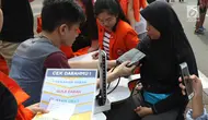 Mahasiswa mengecek tensi darah warga saat menggelar pengecekan di car free day (CFD), Jakarta,Minggu (13/1). Sejumlah mahasiswa dari universitas di Jakarta menggelar pengecekan darah bagi warga yang berolahraga saat CFD. (Liputan6.com/Angga Yuniar)