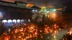 Umat Hindu Nepal mengarungi lampu minyak selama festival Bala Chaturdashi di Kuil Pashupatinath di Kathmandu (6/12). Festival Bala Chaturdashi ini dirayakan untuk mengenang anggota keluarga yang telah tiada. (AFP Photo/Prakash Mathema)