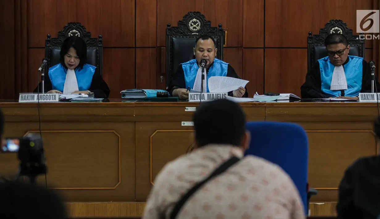 Majelis Hakim memimpin persidangan gugatan Wadah Pegawai KPK dengan tergugat Pimpinan KPK di Pengadilan Tata Usaha Negara Jakarta, Senin (11/3). Majelis Hakim menolak gugatan ini. (Liputan6.com/Faizal Fanani)