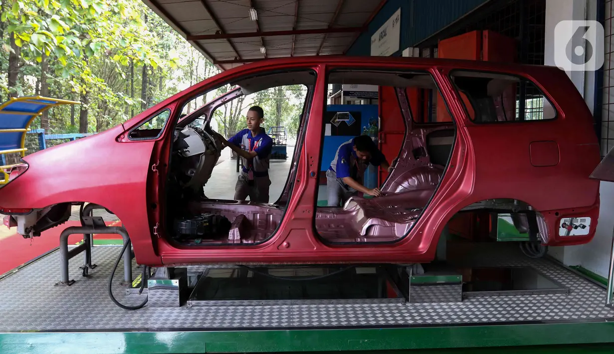 Kaisar beserta Permaisuri juga sempat berbincang kepada para siswa. Sesekali siswa dapat menjawab pertanyaan Kaisar dengan menggunakan bahasa Jepang. (Liputan6.com/Herman Zakharia)