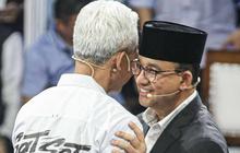 FOTO: Momen Adem Anies-Prabowo-Ganjar Berpelukan Usai Saling Serang di Debat Capres