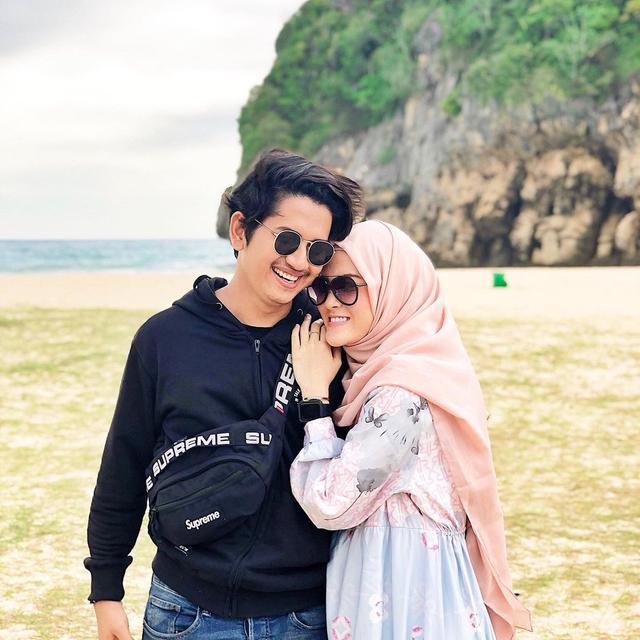Rumah Tangga Diterpa Masalah, Ini 6 Potret Manis Zikri Daulay dan Henny Rahman
