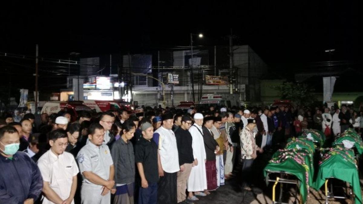 Isak Tangis Iringi Pemakaman 7 Korban Kecelakaan Maut Bus di Bromo