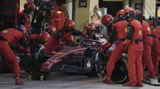 Pebalap Ferrari, Charles Leclerc berhasil menyegel posisi Runner Up Juara Dunia Formula 1 2022 setelah finis kedua saat GP Abu Dhabi yang berlangsung di Sirkuit Yas Marina, Minggu (20/11/2022). (AFP/Pool/Kamran Jabreili)