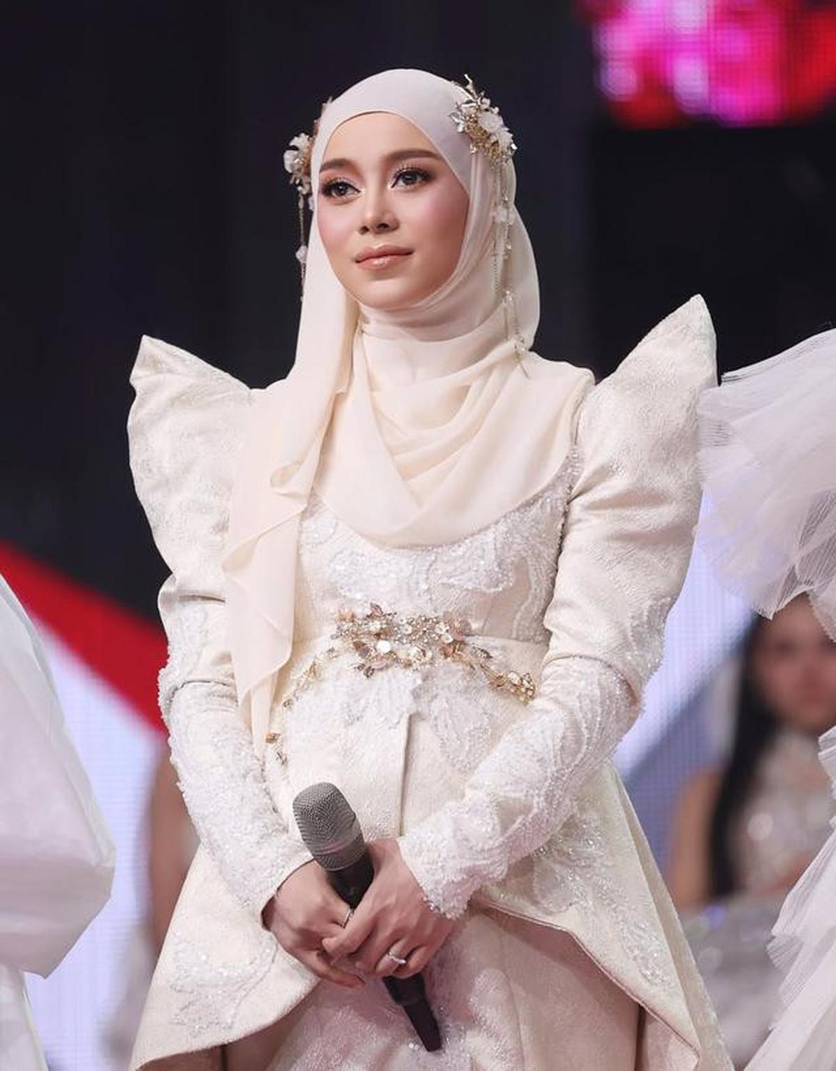 8 Potret Lesti Kejora dengan Gaun Brokat Muslim Modern saat Menang IMA 2025
