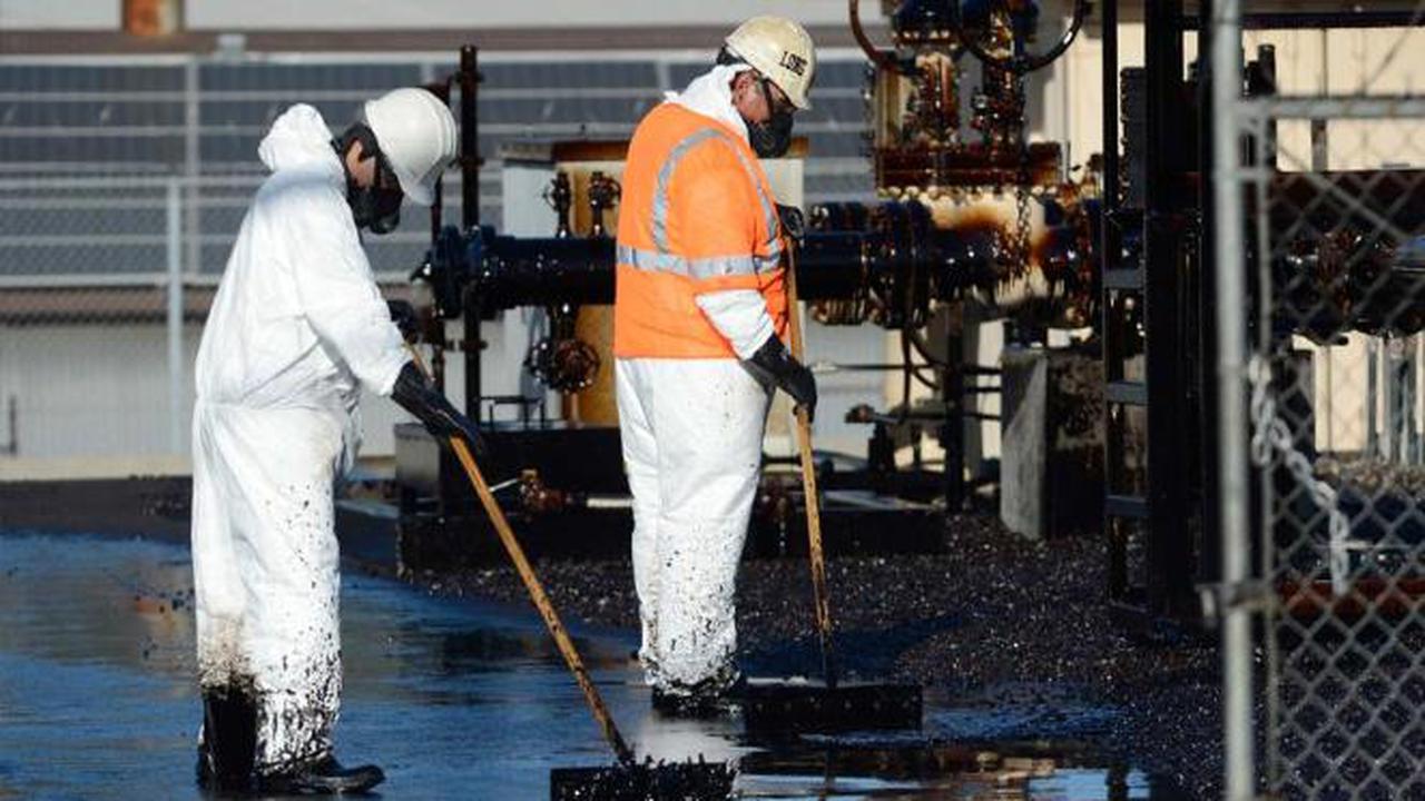 Los Angeles Banjir Minyak, Warga Bantu Bersihkan dengan Popok