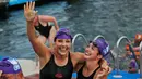Ekspresi dua altet renang wanita setelah mengikuti lomba renang dari Asia hingga Eropa di Selat Bosphorus ke-30, Istanbul, Turki, (22/7). (AP Photo/Lefteris Pitarakis)