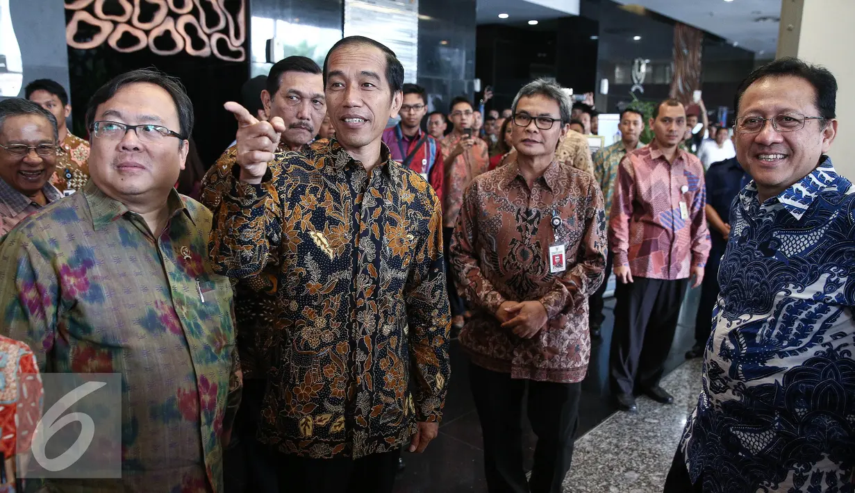 Presiden Jokowi (kedua kanan) menyapa para pegawai pajak usai menghadiri pencanangan program kebijakan pengampunan pajak atau tax amnesty di Kantor Pusat Dirjen Pajak, Jakarta, Jumat (1/7). (Liputan6.com/Faizal Fanani)