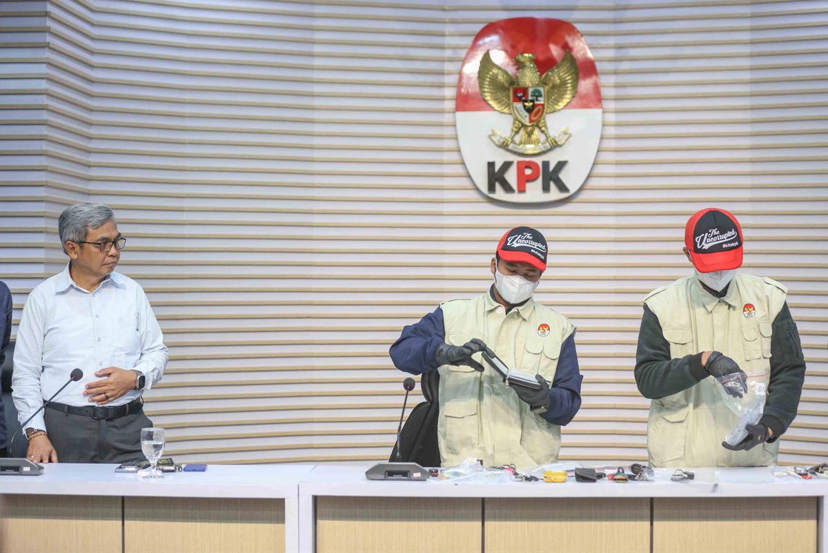 FOTO: KPK Tampilkan Barang Bukti OTT Kasus Dugaan Pemerasan Izin TKA